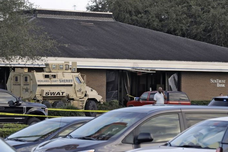 Florida Bank Shooting: Five people killed, shooter surrenders to SWAT team Florida Bank Shooting: Five people killed, shooter surrenders to SWAT team- India TV Hindi