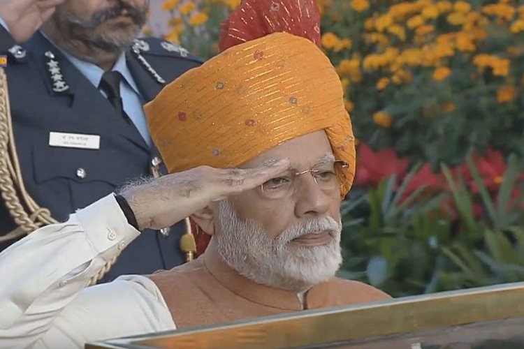 गणतंत्र दिवस के मौके पर केसरिया साफे में नजर आए प्रधानमंत्री मोदी गणतंत्र दिवस के मौके पर केसरिया साफे में नजर आए प्रधानमंत्री मोदी - India TV Hindi