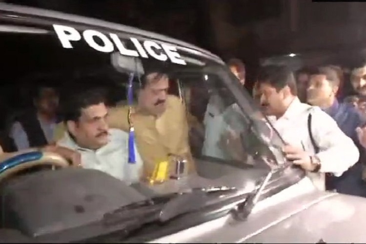 कोलकाता पुलिस... कोलकाता पुलिस...- India TV Hindi