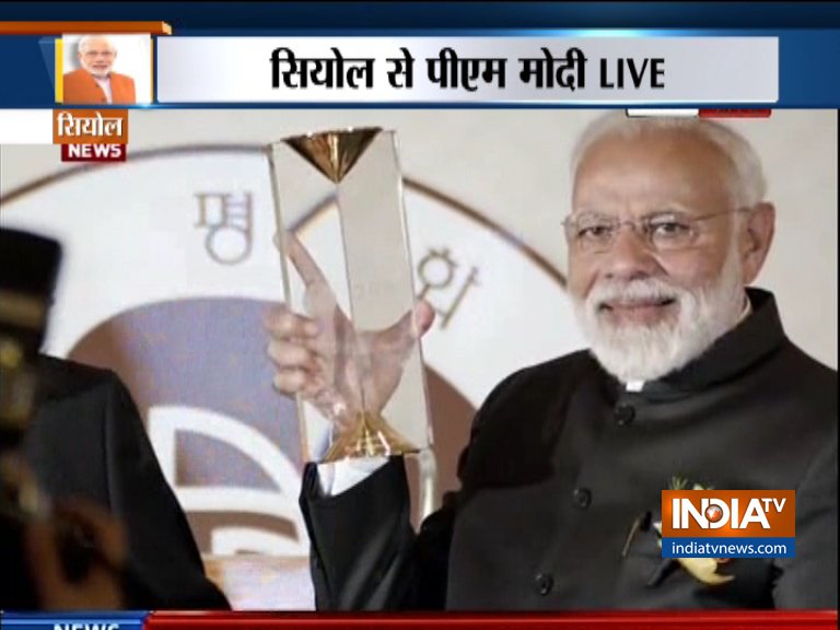 PM मोदी को मिला सियोल का सबसे बड़ा अवार्ड, नवाज़े गए शांति पुरस्कार से PM मोदी को मिला सियोल का सबसे बड़ा अवार्ड, नवाज़े गए शांति पुरस्कार से- India TV Hindi