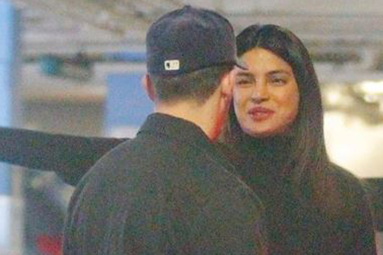 Priyanka Chopra and Nick Jonas spotted kissing post a dinner date Priyanka Chopra and Nick Jonas spotted kissing post a dinner date- India TV Hindi
