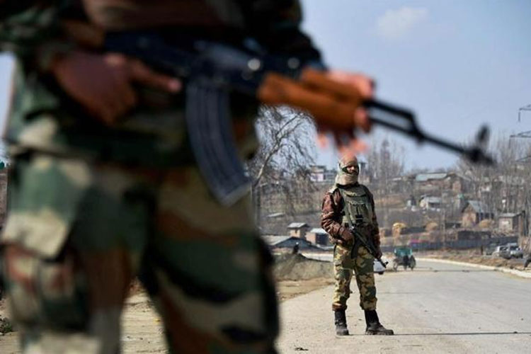 Jammu & Kashmir: Encounter between terrorists and security forces underway in Pulwama Jammu & Kashmir: Encounter between terrorists and security forces underway in Pulwama- India TV Hindi