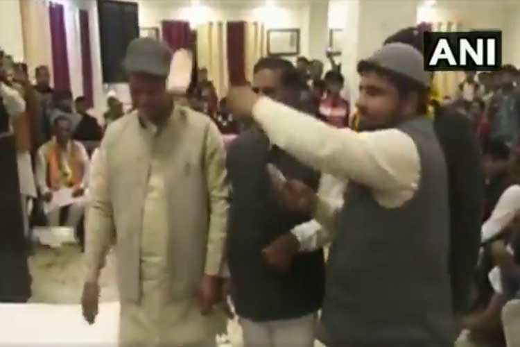 Congress party workers shower currency notes on Congress... Congress party workers shower currency notes on Congress...- India TV Hindi
