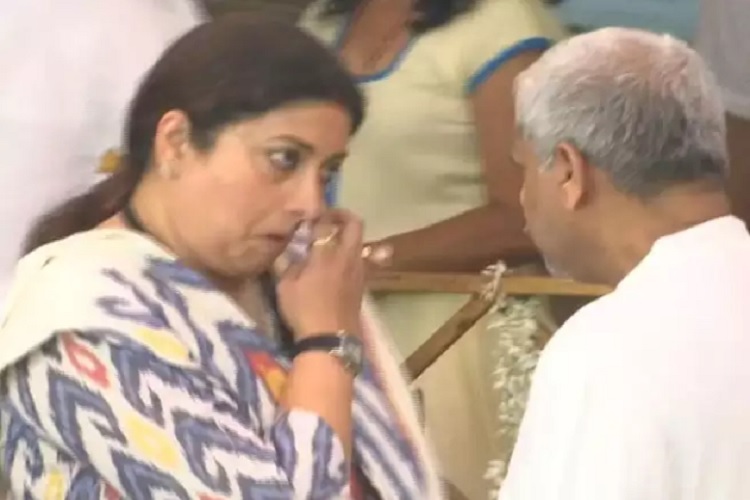 Smriti Irani gets emotional on Manohar Parrikar... Smriti Irani gets emotional on Manohar Parrikar...- India TV Hindi