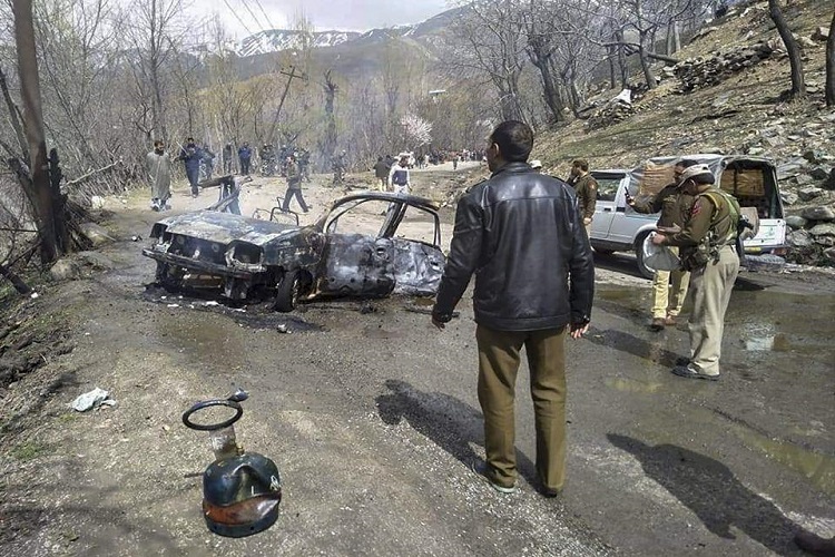 Car exploded near CRPF convoy on the Jammu-Srinagar...- India TV Hindi