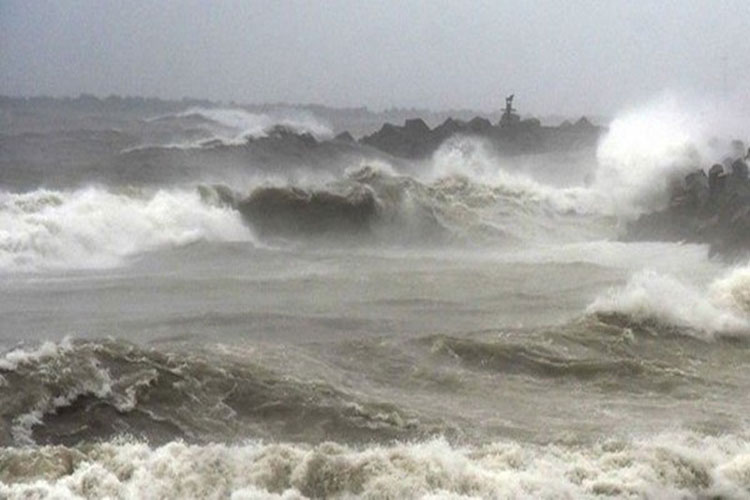 Cyclone 'Fani': NDRF, Coast Guard put on high alert; fishermen asked not to venture into sea Cyclone 'Fani': NDRF, Coast Guard put on high alert; fishermen asked not to venture into sea - India TV Hindi