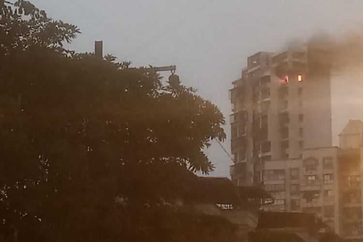 Fire breaks out in a building in sector-19 of Airoli... Fire breaks out in a building in sector-19 of Airoli...- India TV Hindi