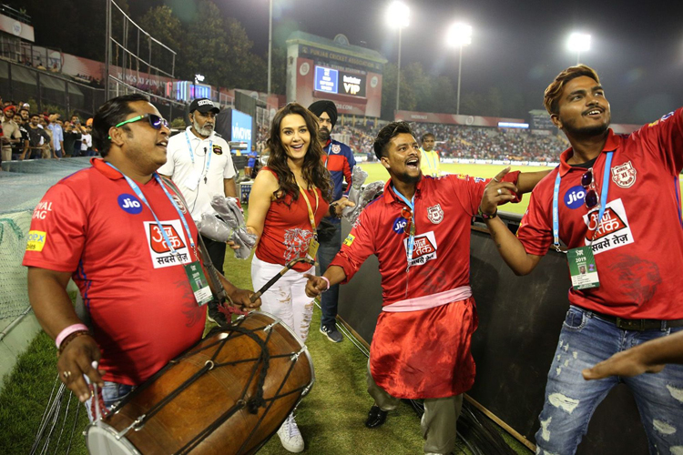 IPL 2019: Watch Kings XI Punjab hero Sam Curran doing Bhangra with Preity Zinta after claiming match IPL 2019: Watch Kings XI Punjab hero Sam Curran doing Bhangra with Preity Zinta after claiming match- India TV Hindi