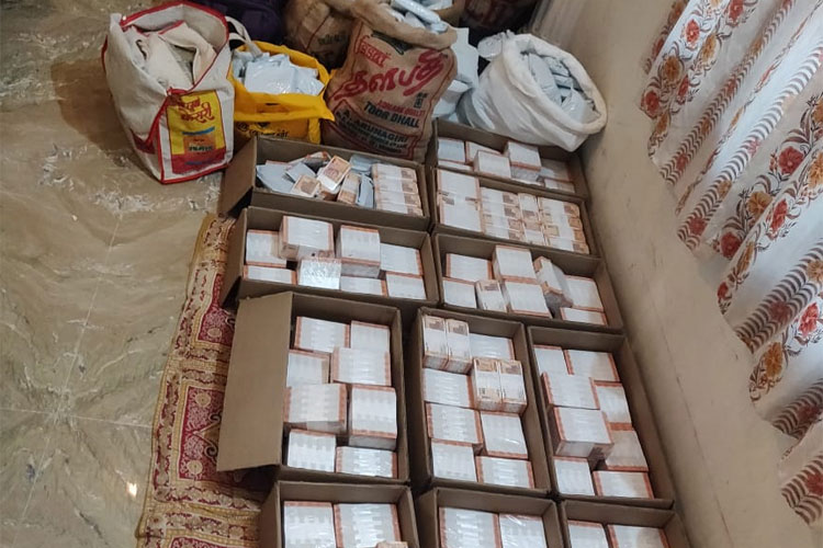 Income Tax officials seized huge cache of money from a cement godown in Vellore Income Tax officials seized huge cache of money from a cement godown in Vellore - India TV Hindi