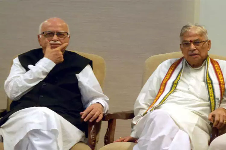 Murli Manohar Joshi meets Lal Krishna Advani in Delhi on Friday Murli Manohar Joshi meets Lal Krishna Advani in Delhi on Friday- India TV Hindi