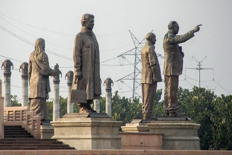 ‘लोगों की इच्छा का मान रखने के लिए बनवाई प्रतिमाएं’ ‘लोगों की इच्छा का मान रखने के लिए बनवाई प्रतिमाएं’- India TV Hindi