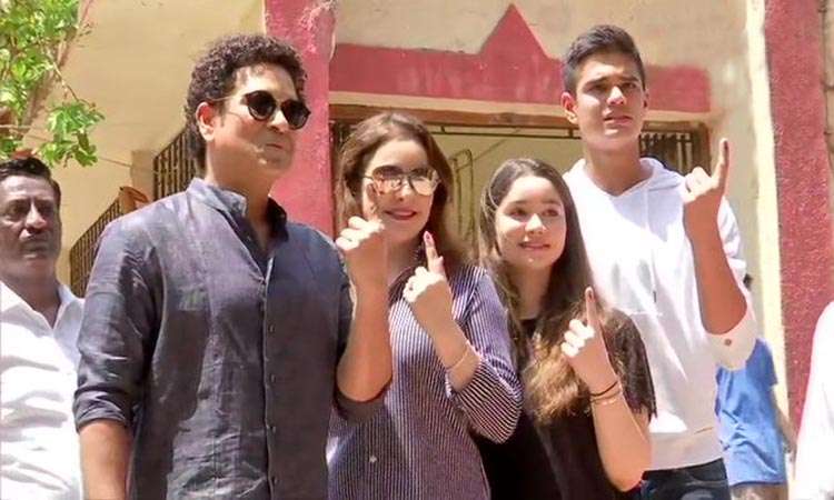 इसी बीच क्रिकेट के भगवान कहे जाने वाले सचिन तेंदुलकर भी परिवार के संग बांद्रा के पोलिंग सेंटर नंबर 2 इसी बीच क्रिकेट के भगवान कहे जाने वाले सचिन तेंदुलकर भी परिवार के संग बांद्रा के पोलिंग सेंटर नंबर 2- India TV Hindi