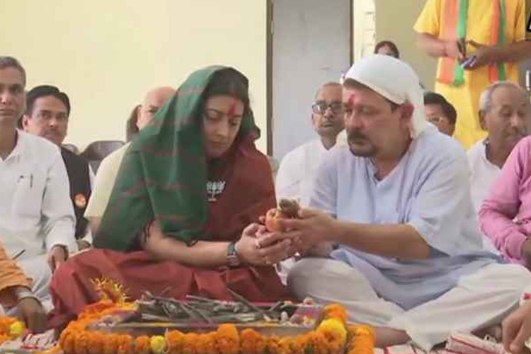 पूजा-पाठ के बाद अब अमेठी लोकसभा सीट के लिए नामांकन करेंगी स्मृति ईरानी, सीएम योगी साथ पूजा-पाठ के बाद अब अमेठी लोकसभा सीट के लिए नामांकन करेंगी स्मृति ईरानी, सीएम योगी साथ- India TV Hindi