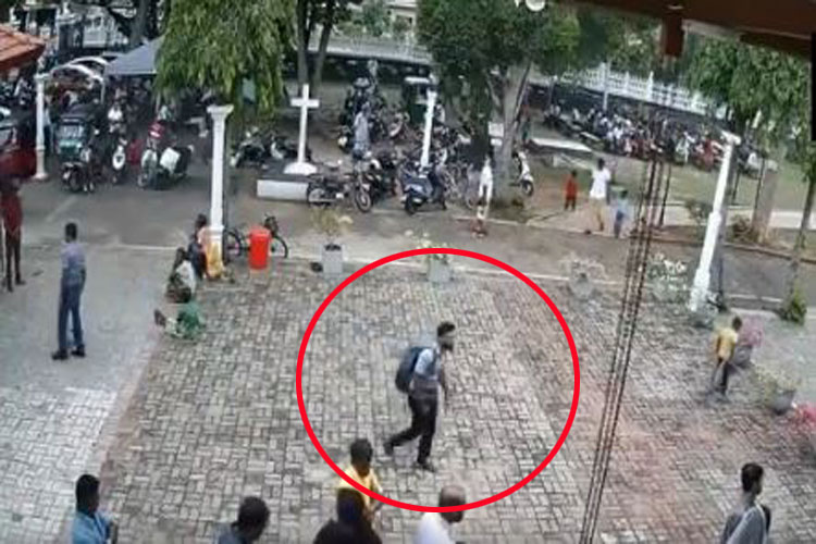 CCTV footage of suspected suicide bomber walking into St Sebastian church on Easter Sunday- India TV Hindi
