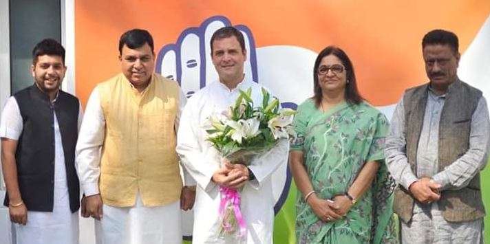 Accused in Cash for Question scam, Suresh Chandel Joins Congress in presence of Rahul Gandhi Accused in Cash for Question scam, Suresh Chandel Joins Congress in presence of Rahul Gandhi- India TV Hindi