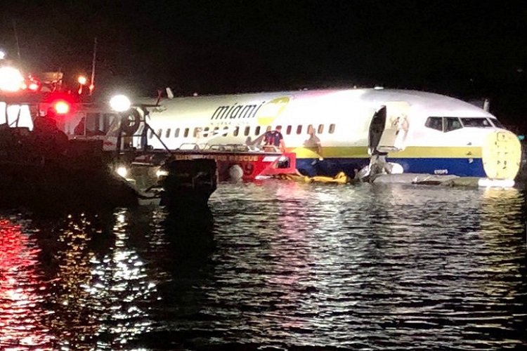 Boeing 737 goes into Florida river with 136 on board, no... Boeing 737 goes into Florida river with 136 on board, no...- India TV Hindi