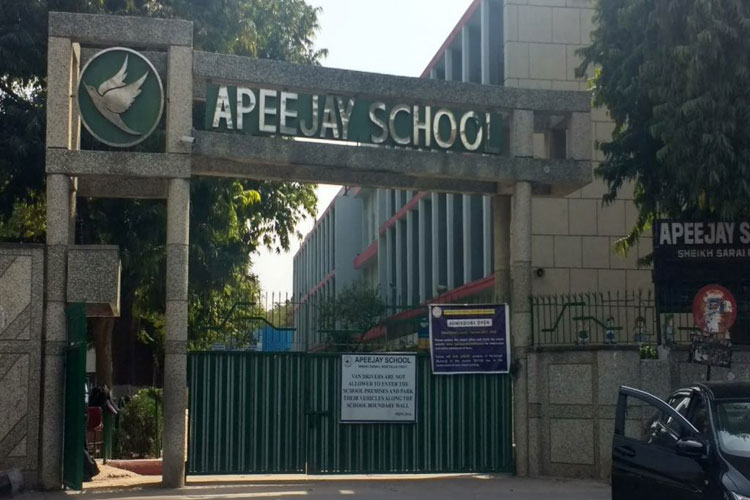 Delhi govt tells APJ school to reimburse Rs 2.09 crore to students Delhi govt tells APJ school to reimburse Rs 2.09 crore to students- India TV Hindi