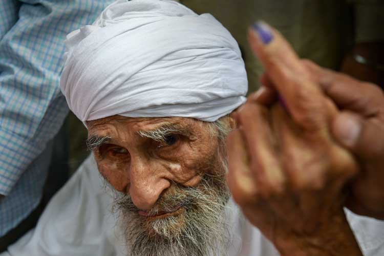 Bachan Singh ,111, the oldest voter in Delhi, leaves the... Bachan Singh ,111, the oldest voter in Delhi, leaves the...- India TV Hindi