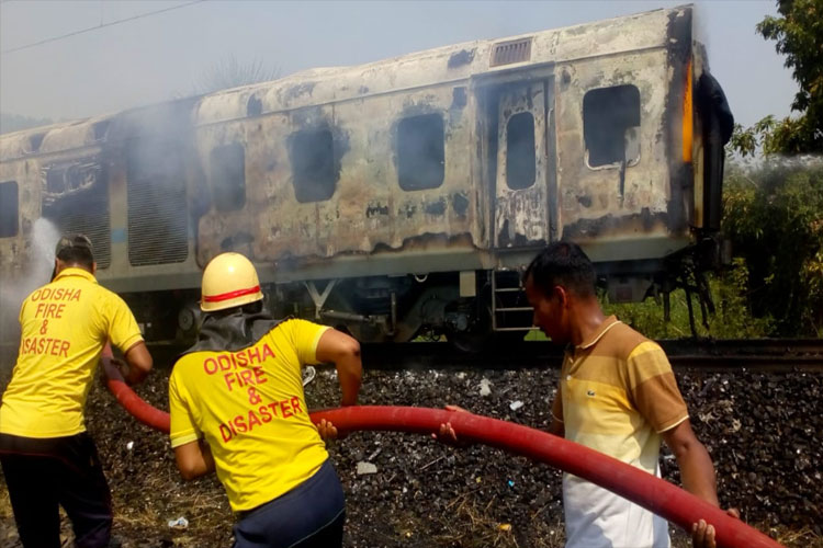 Fire breaks out in Rajdhani Express Fire breaks out in Rajdhani Express- India TV Hindi