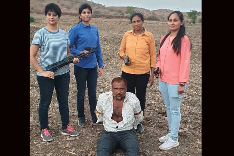 चार महिला एटीएस ने... चार महिला एटीएस ने...- India TV Hindi