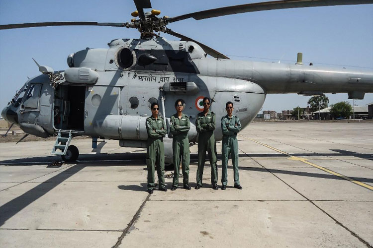 IAF's first all-women crew flies Mi-17 V5 helicopter IAF's first all-women crew flies Mi-17 V5 helicopter- India TV Hindi