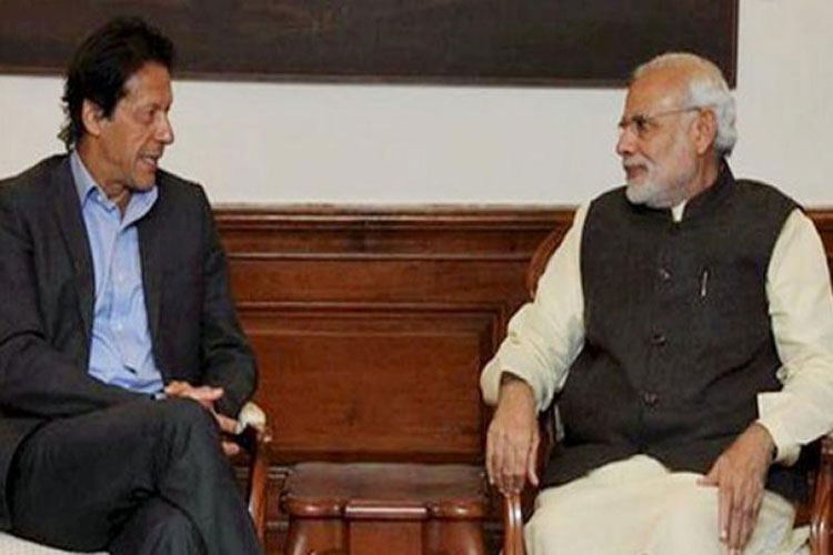 Imran Khan speaks to PM Modi, expresses desire to work together Imran Khan speaks to PM Modi, expresses desire to work together- India TV Hindi