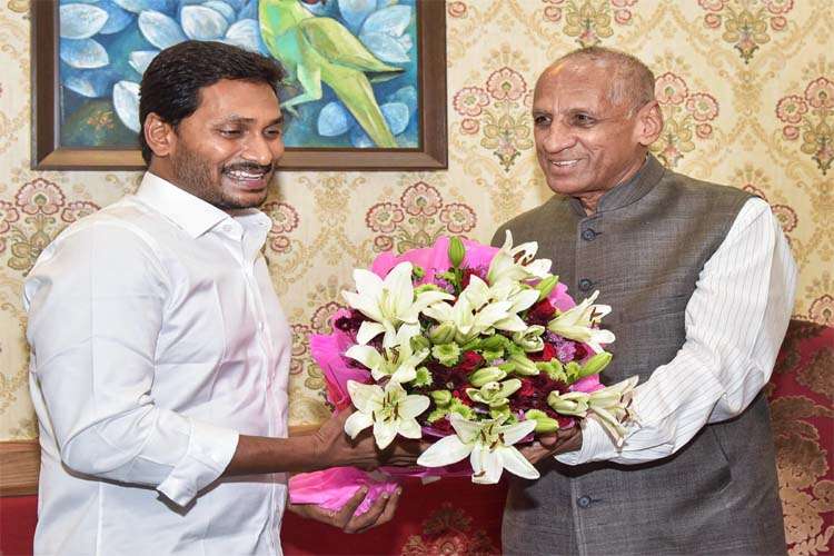 Jagan Reddy meets Guv, stakes claim to form govt in Andhra Jagan Reddy meets Guv, stakes claim to form govt in Andhra- India TV Hindi
