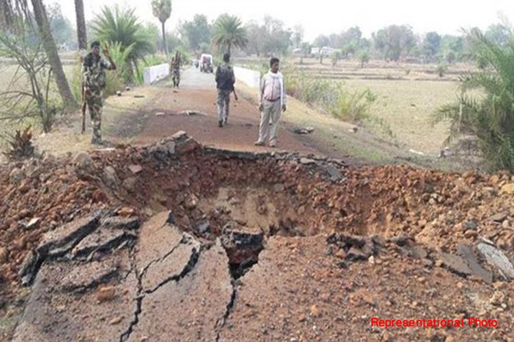 झारखंड के सारयकेला में आईईडी धमाका, 11 जवान ज़ख्मी झारखंड के सारयकेला में आईईडी धमाका, 11 जवान ज़ख्मी- India TV Hindi