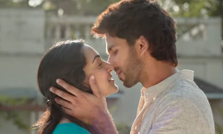 Kabir Singh Tujhe Kitna Chahne Lage Song out Kabir Singh Tujhe Kitna Chahne Lage Song out- India TV Hindi