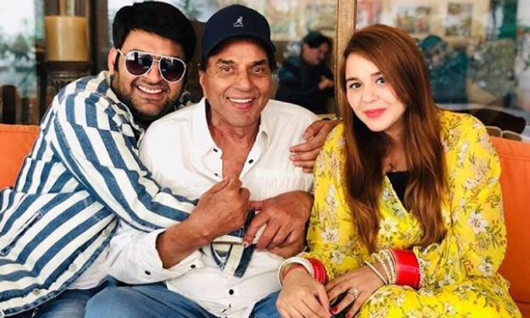 Kapil Sharma met Dharmendra with wife Ginni Chatrath Kapil Sharma met Dharmendra with wife Ginni Chatrath- India TV Hindi