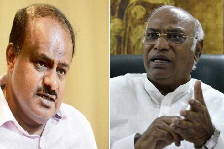 Karnataka CM H D Kumaraswamy, Siddaramaiah locked in... Karnataka CM H D Kumaraswamy, Siddaramaiah locked in...- India TV Hindi
