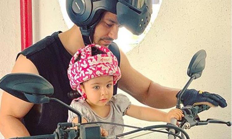 Kunal Kemmu receives best birthday gift from daughter Inaaya Naumi Kemmu Kunal Kemmu receives best birthday gift from daughter Inaaya Naumi Kemmu- India TV Hindi