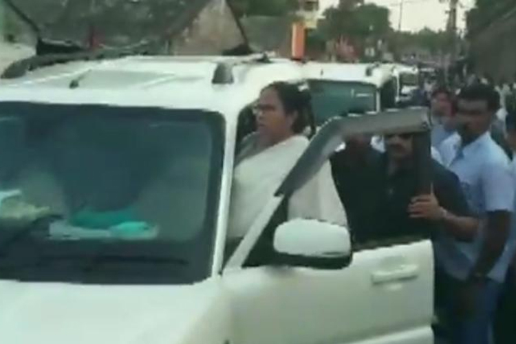 VIDEO: ‘जय श्री राम’ के नारे पर फिर भड़कीं ममता बनर्जी, गाड़ी से उतरकर लोगों को धमकाया VIDEO: ‘जय श्री राम’ के नारे पर फिर भड़कीं ममता बनर्जी, गाड़ी से उतरकर लोगों को धमकाया- India TV Hindi