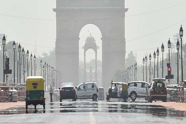 A mirage appears on Rajpath near India Gate on a hot,... A mirage appears on Rajpath near India Gate on a hot,...- India TV Hindi