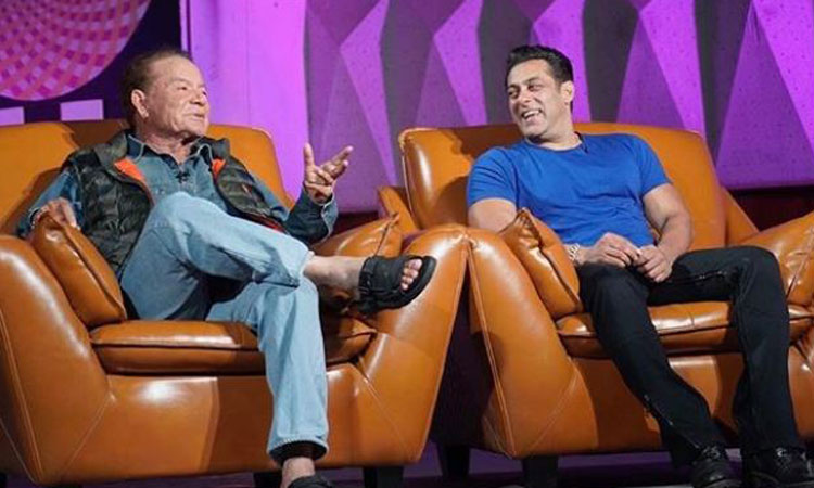Salman Khan promotes Bharat with his father Salim Khan Salman Khan promotes Bharat with his father Salim Khan- India TV Hindi