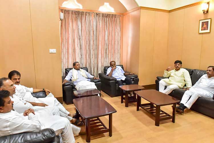 Karnataka Chief Minister H D Kumaraswamy (3rd R),... Karnataka Chief Minister H D Kumaraswamy (3rd R),...- India TV Hindi