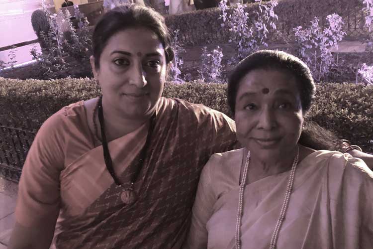 smriti irani and asha bhosle smriti irani and asha bhosle- India TV Hindi