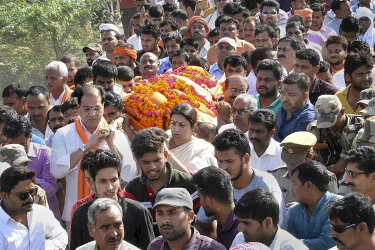 BJP MP Smriti Irani shoulders to the mortal remains of... BJP MP Smriti Irani shoulders to the mortal remains of...- India TV Hindi