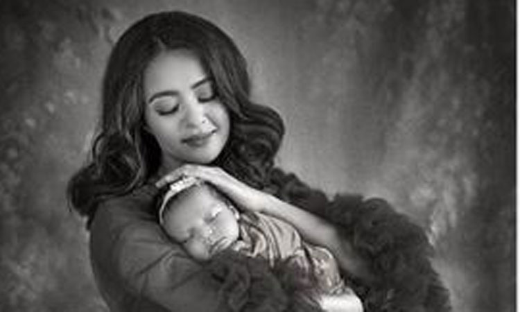 Surveen Chawla with daughter Eva Surveen Chawla with daughter Eva- India TV Hindi