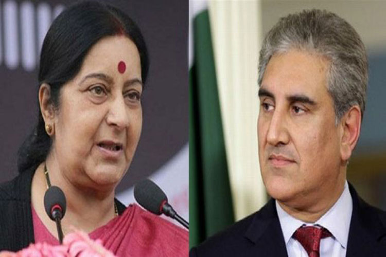 Sushma Swaraj, Shah Mehmood Qureshi sit next to each other at SCO meeting Sushma Swaraj, Shah Mehmood Qureshi sit next to each other at SCO meeting - India TV Hindi