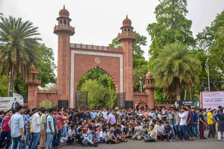 योग दिवस के विरोध में अलीगढ़ मुस्लिम यूनिवर्सिटी, लगाया मजहब थोपने की कोशिश का आरोप योग दिवस के विरोध में अलीगढ़ मुस्लिम यूनिवर्सिटी, लगाया मजहब थोपने की कोशिश का आरोप- India TV Hindi