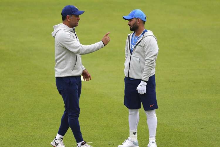 धोनी के संन्यास की अटकलों के बीच बोले एमएसके प्रसाद- सभी तीनों प्रारूपों में युवा पंत को करेंगे तैया धोनी के संन्यास की अटकलों के बीच बोले एमएसके प्रसाद- सभी तीनों प्रारूपों में युवा पंत को करेंगे तैया- India TV Hindi
