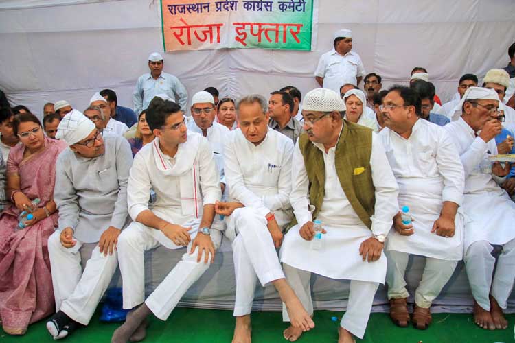 Rajasthan Chief Minister Ashok Gehlot with Rajasthan... Rajasthan Chief Minister Ashok Gehlot with Rajasthan...- India TV Hindi