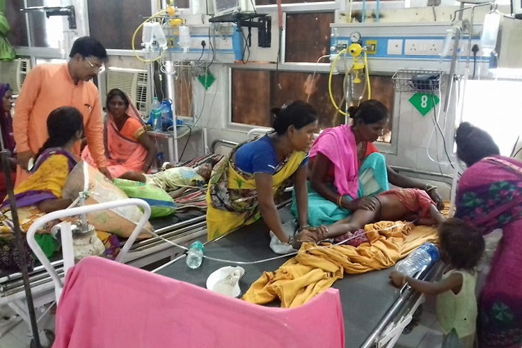 बिहार में रहस्यमयी चमकी बुखार से अब तक 56 बच्चों की मौत, अस्पतालों में इमरजेंसी जैसे हालात बिहार में रहस्यमयी चमकी बुखार से अब तक 56 बच्चों की मौत, अस्पतालों में इमरजेंसी जैसे हालात- India TV Hindi