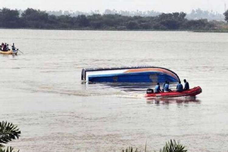 5 missing in boat collapse 5 missing in boat collapse- India TV Hindi