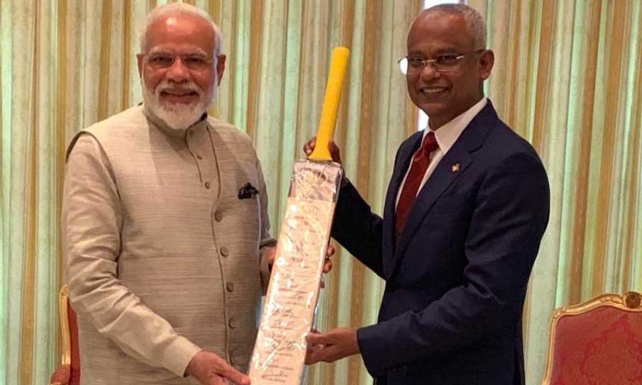 मोदी ने क्रिकेट कूटनीति के तहत मालदीव के राष्ट्रपति सोलिह को बल्ला भेंट किया मोदी ने क्रिकेट कूटनीति के तहत मालदीव के राष्ट्रपति सोलिह को बल्ला भेंट किया - India TV Hindi