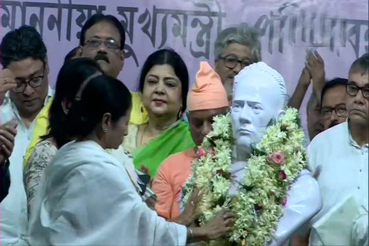 Mamata Banerjee garlands the bust of Ishwar Chandra Vidyasagar in Kolkata. Mamata Banerjee garlands the bust of Ishwar Chandra Vidyasagar in Kolkata.- India TV Hindi