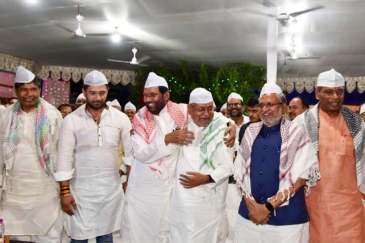 सियासी इफ्तार पर गिरिराज का तंज, कहा-नवरात्रि में फलाहार क्यों नहीं? सियासी इफ्तार पर गिरिराज का तंज, कहा-नवरात्रि में फलाहार क्यों नहीं?- India TV Hindi