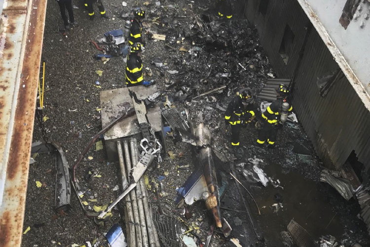 A helicopter crash-landed on the roof of a 750-foot AXA Equitable building in Manhattan | AP A helicopter crash-landed on the roof of a 750-foot AXA Equitable building in Manhattan | AP- India TV Hindi