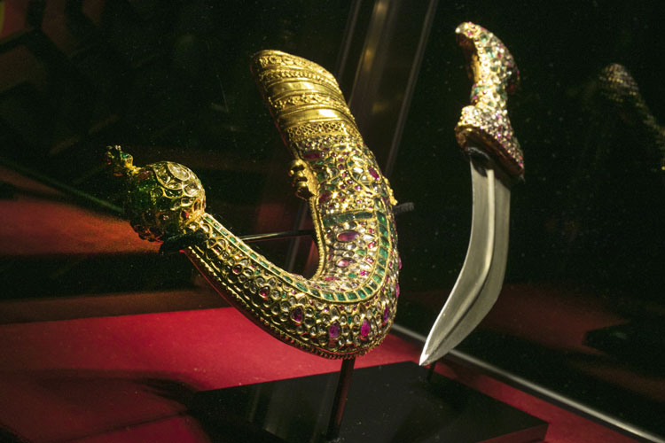 gold-mounted dagger and scabbard, of the Nizam of Hyderabad gold-mounted dagger and scabbard, of the Nizam of Hyderabad- India TV Hindi